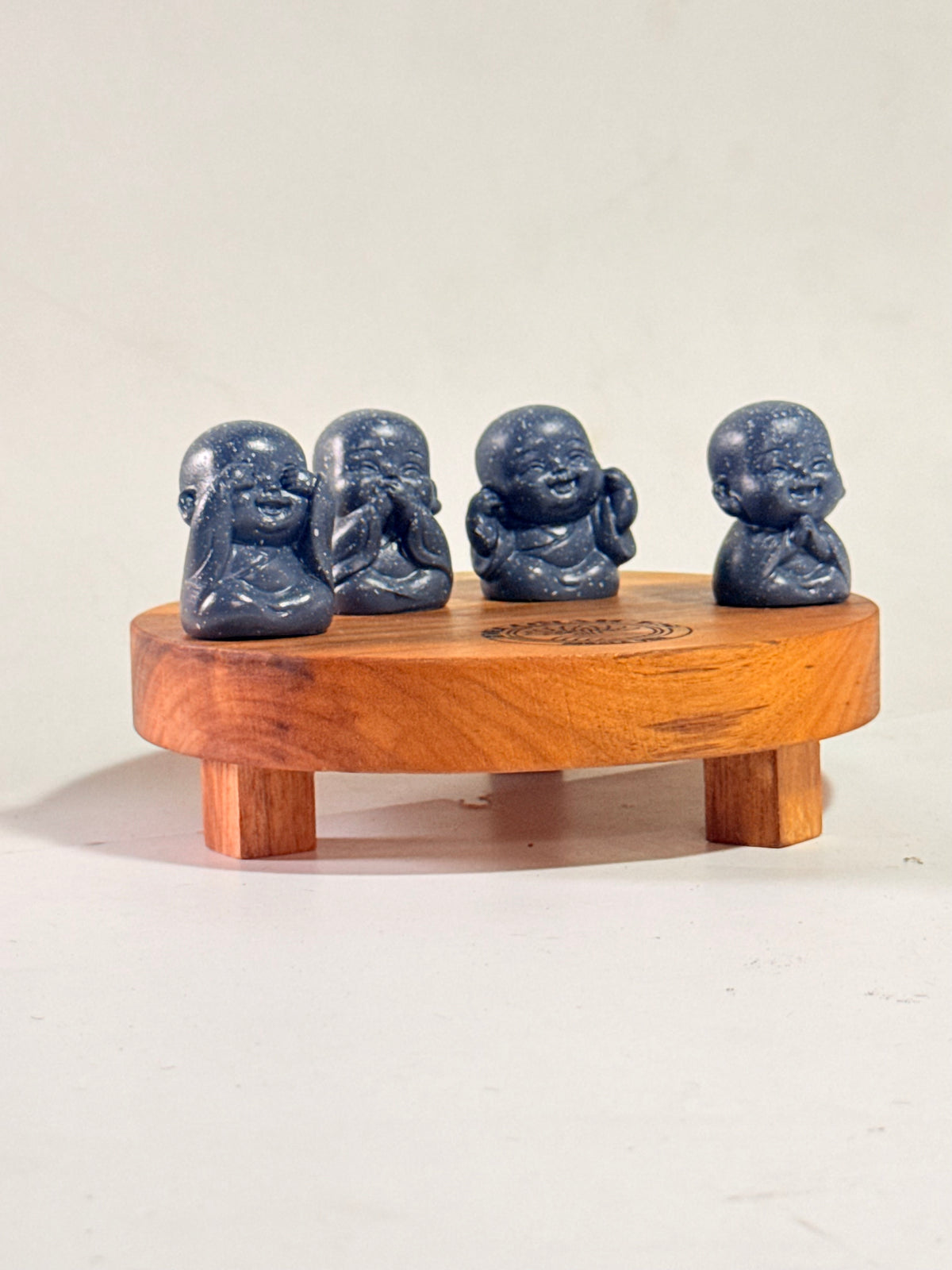 Budas de la sabiduría gris oscuro