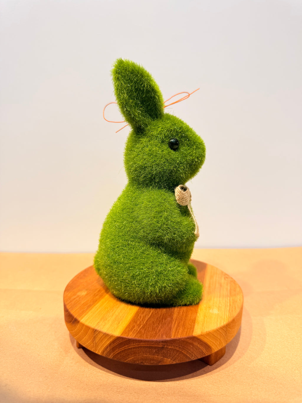 Conejo de la prosperidad + base