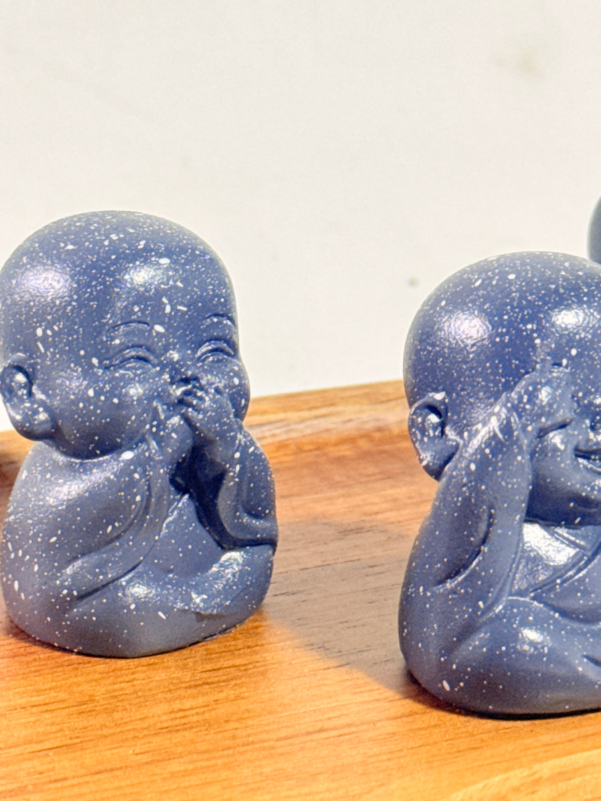 Budas de la sabiduría gris oscuro arreglo