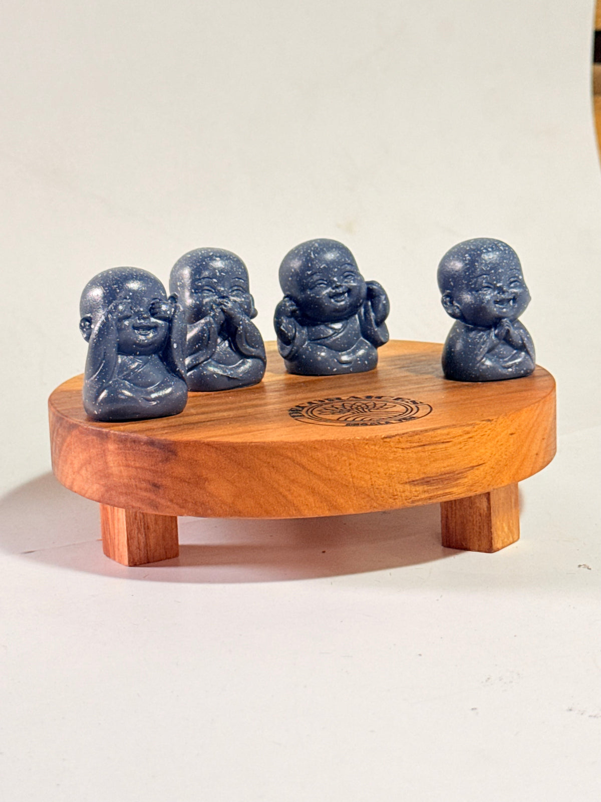 Budas de la sabiduría gris oscuro