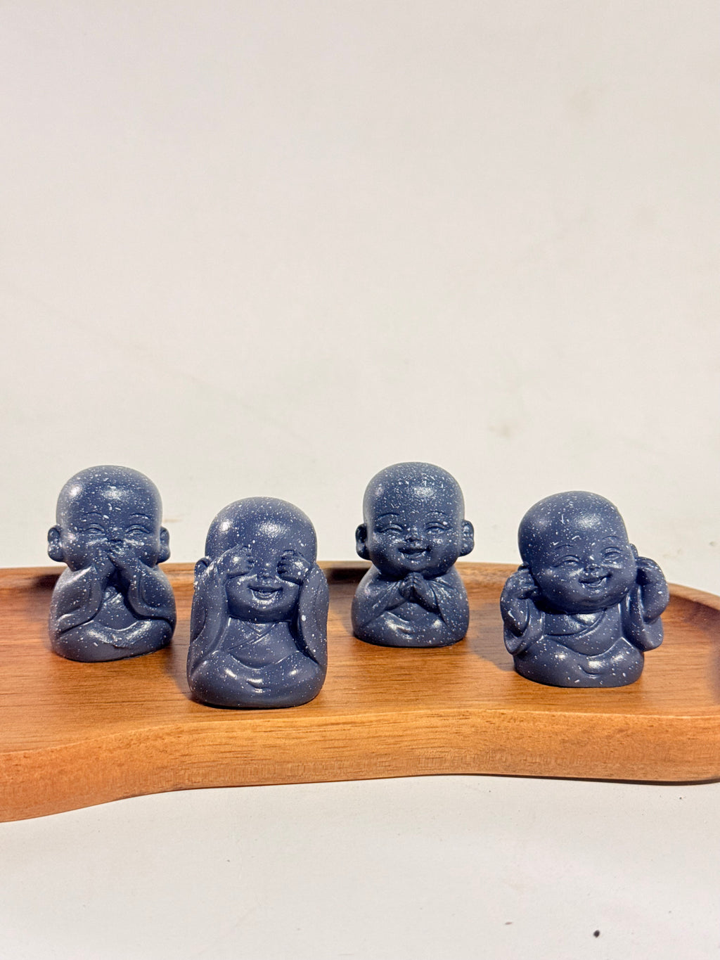 Budas de la sabiduría gris oscuro arreglo