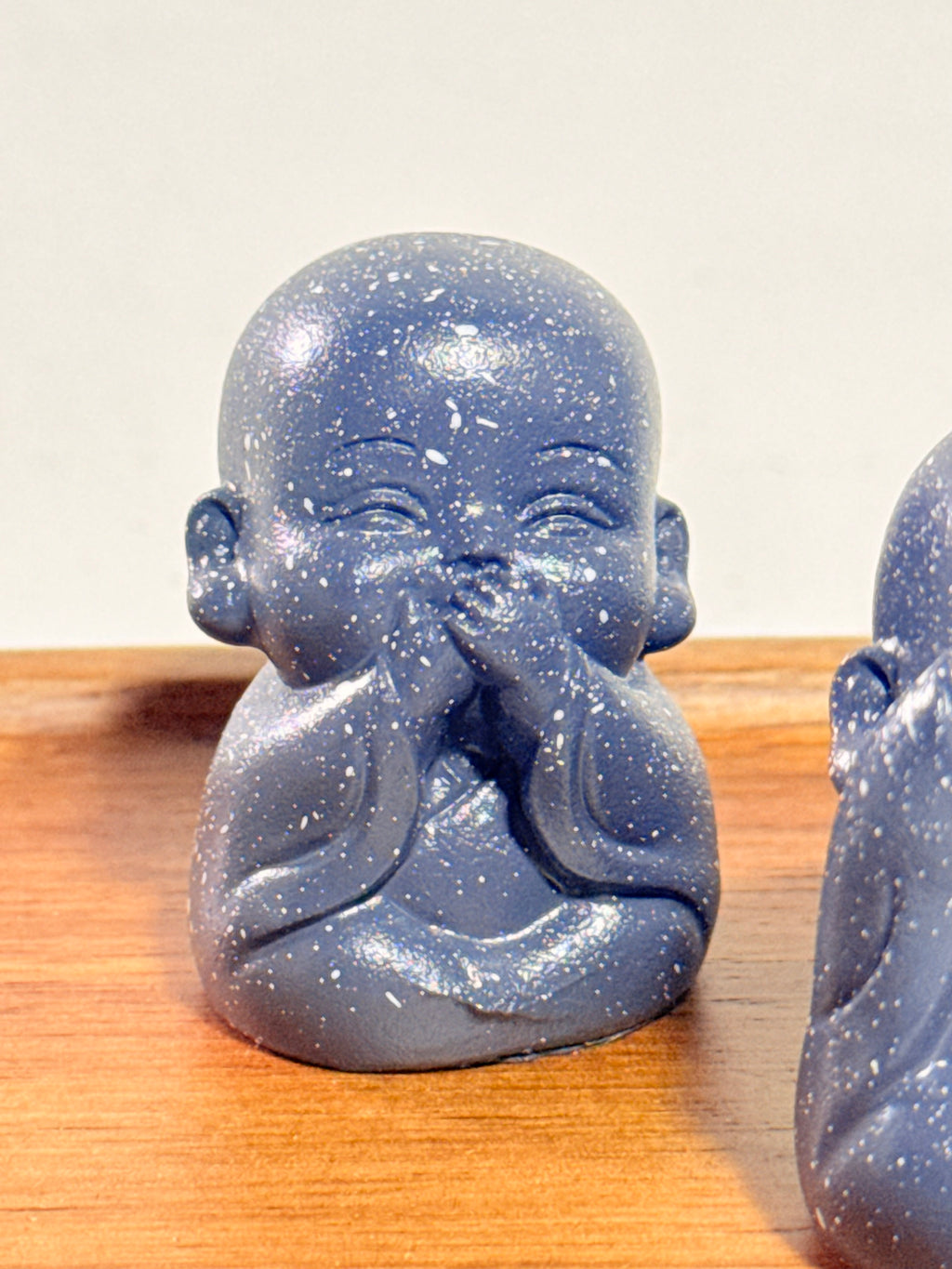 Budas de la sabiduría gris oscuro arreglo