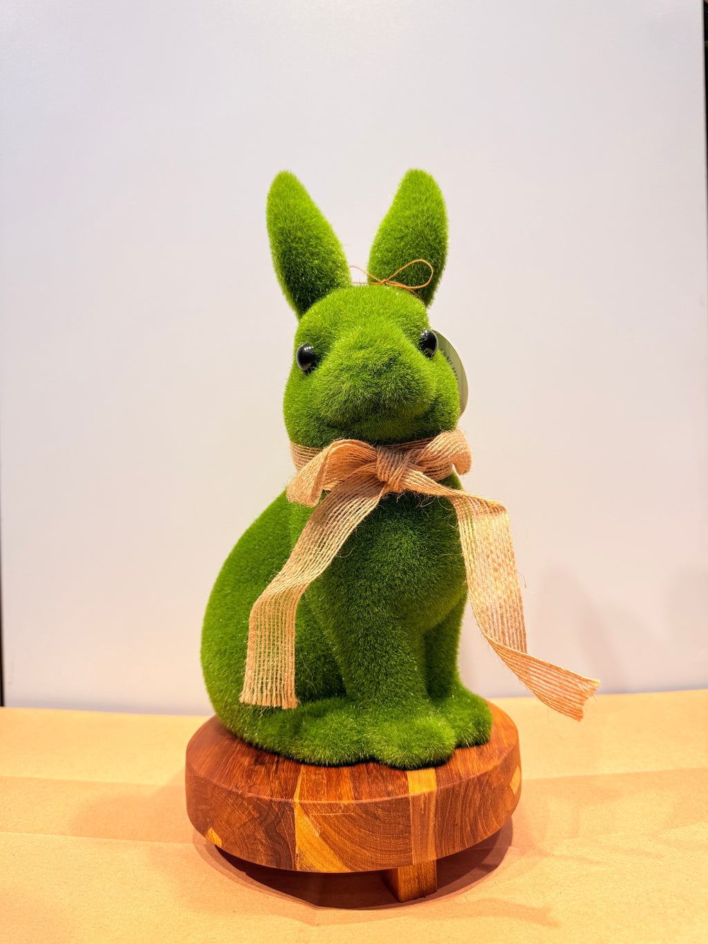 Conejo de la prosperidad grande + base